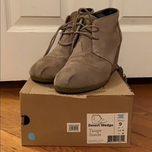 Size 9 women’s desert wedges toms taupe suede